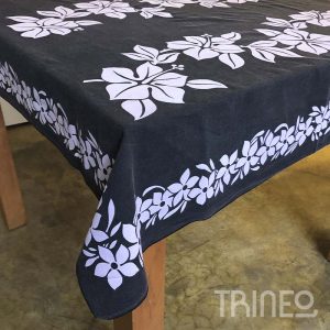 MANTEL NEGRO CON FLORES (1,45M X 1,1M)