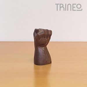 PUÑO EN ALTO (13cm alto)