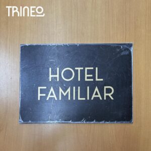 CARTEL HOTEL FAMILIAR (35CM ANCHO)